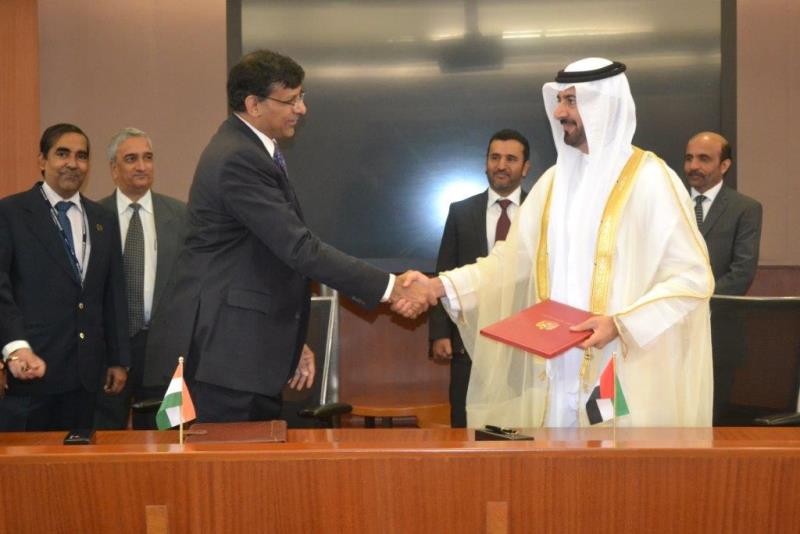 Dr. Raghuram G. Rajan, Governor, RBI, and H.E. Mubarak Rashed Al Mansoori, Governor, Central Bank of UAE during the signing of MOU along with senior officials of both the Central Banks