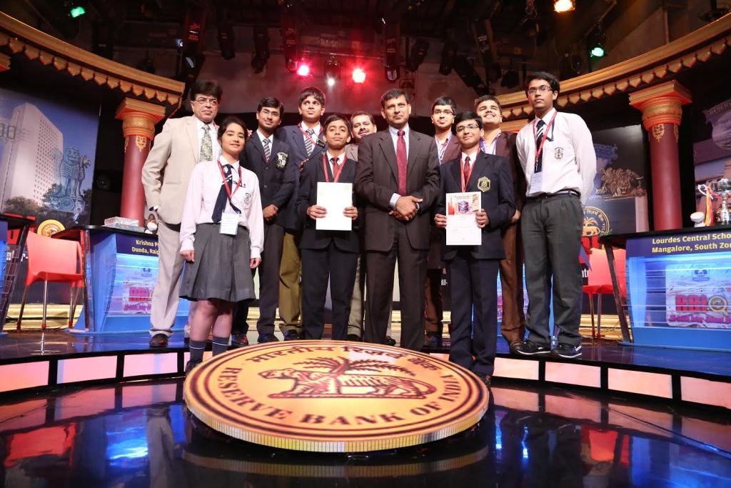 Four Finalists with Governor, Quizmaster and Doordarshan Director